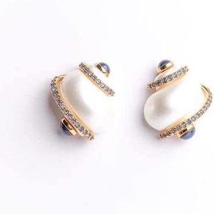 KENNETH JAY LANE WHITE PEARL WITH SAPPHIRE TIP SHELL PIERCED EARRING